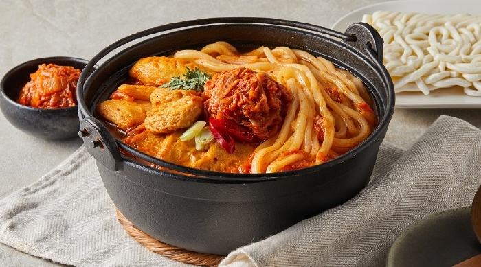 🔥어른, 아이 모두가 좋아하는<br>얼큰칼칼 김치우동 전골